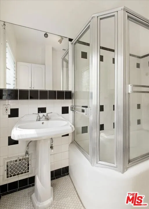 Los Angeles, California 90068, United States, 4 Bedrooms Bedrooms, ,5 BathroomsBathrooms,Residential,Active,118515