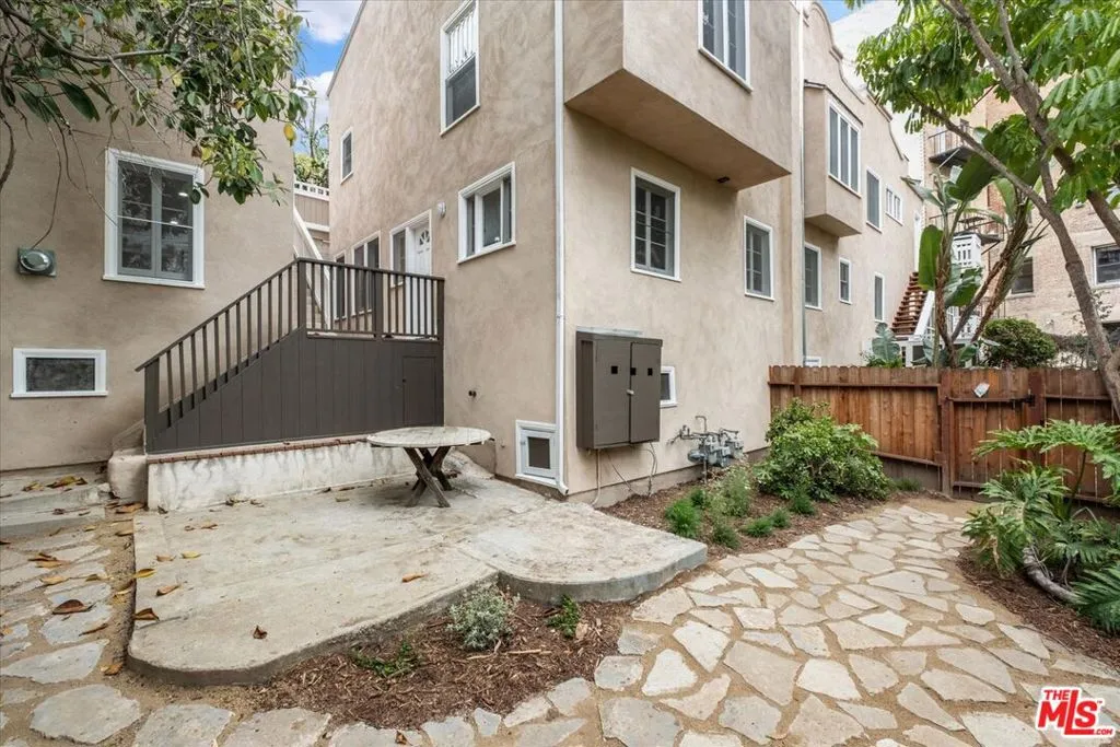 Los Angeles, California 90068, United States, 4 Bedrooms Bedrooms, ,5 BathroomsBathrooms,Residential,Active,118515