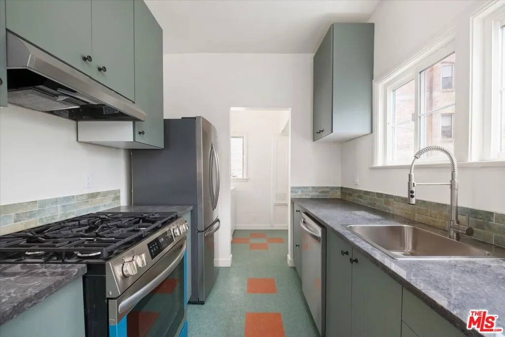 Los Angeles, California 90068, United States, 4 Bedrooms Bedrooms, ,5 BathroomsBathrooms,Residential,Active,118515