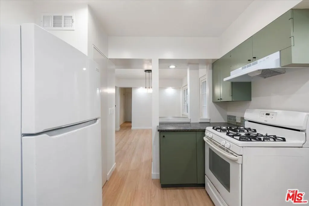 Los Angeles, California 90068, United States, 4 Bedrooms Bedrooms, ,5 BathroomsBathrooms,Residential,Active,118515