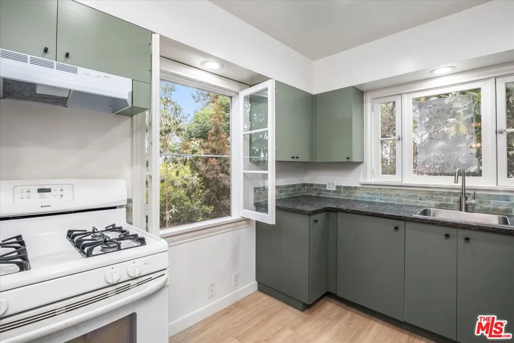 Los Angeles, California 90068, United States, 4 Bedrooms Bedrooms, ,5 BathroomsBathrooms,Residential,Active,118515