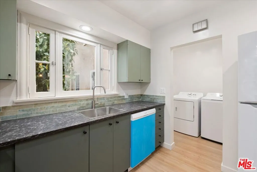 Los Angeles, California 90068, United States, 4 Bedrooms Bedrooms, ,5 BathroomsBathrooms,Residential,Active,118515