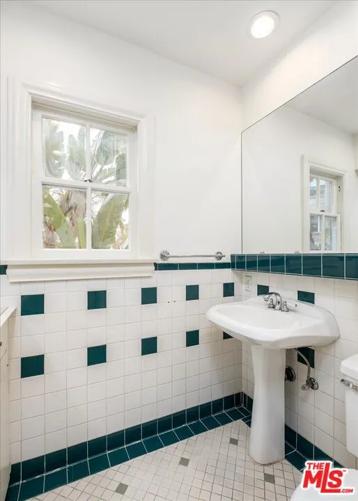 Los Angeles, California 90068, United States, 4 Bedrooms Bedrooms, ,5 BathroomsBathrooms,Residential,Active,118515