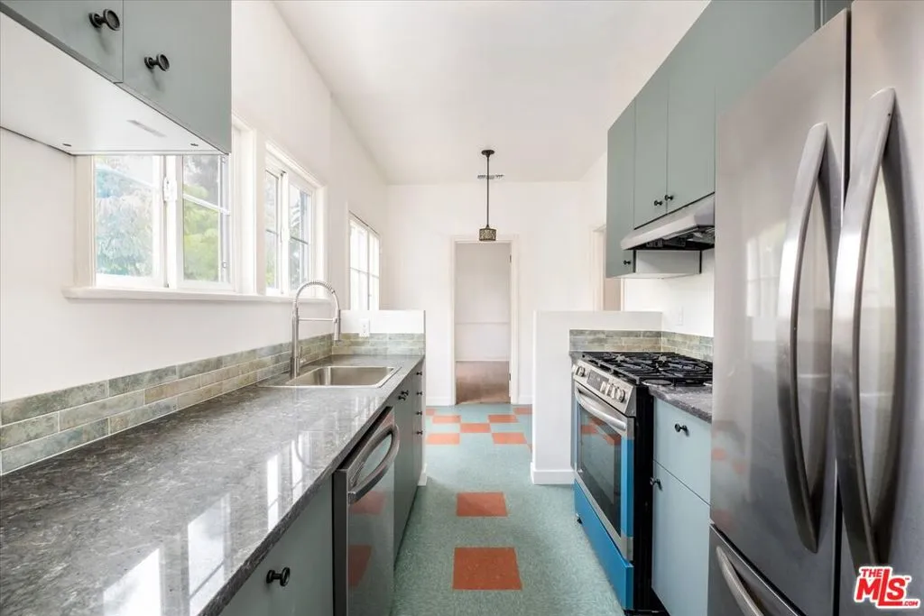 Los Angeles, California 90068, United States, 4 Bedrooms Bedrooms, ,5 BathroomsBathrooms,Residential,Active,118515