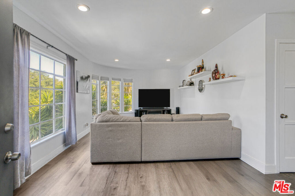 Properties 1 1150 Masselin Avenue