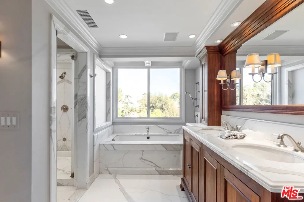 Los Angeles, California 90067, United States, 2 Bedrooms Bedrooms, ,3 BathroomsBathrooms,Residential,Pending,108840