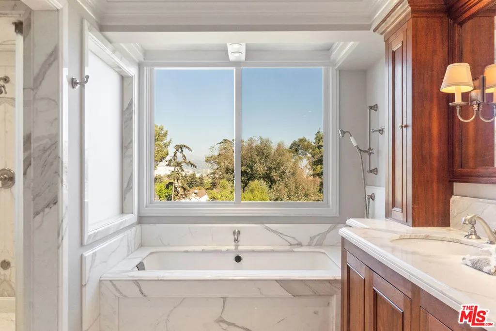 Los Angeles, California 90067, United States, 2 Bedrooms Bedrooms, ,3 BathroomsBathrooms,Residential,Pending,108840