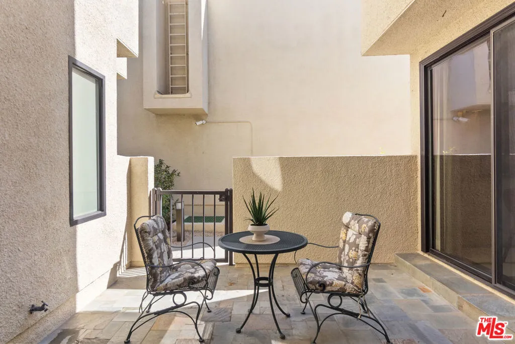 Los Angeles, California 90067, United States, 2 Bedrooms Bedrooms, ,3 BathroomsBathrooms,Residential,Pending,108840