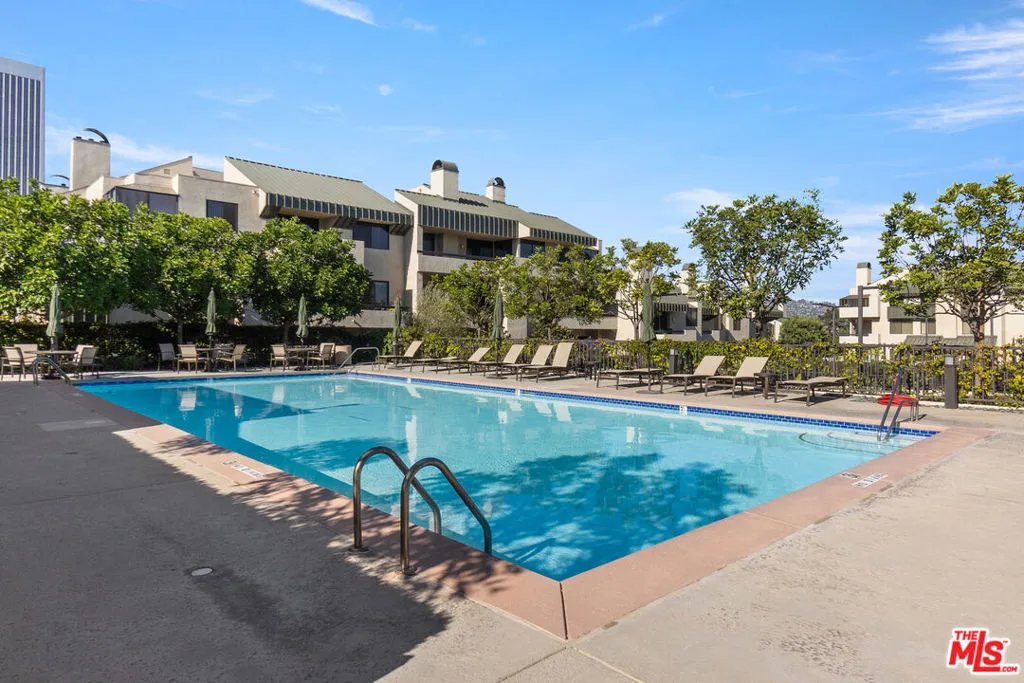 Los Angeles, California 90067, United States, 2 Bedrooms Bedrooms, ,3 BathroomsBathrooms,Residential,Pending,108840