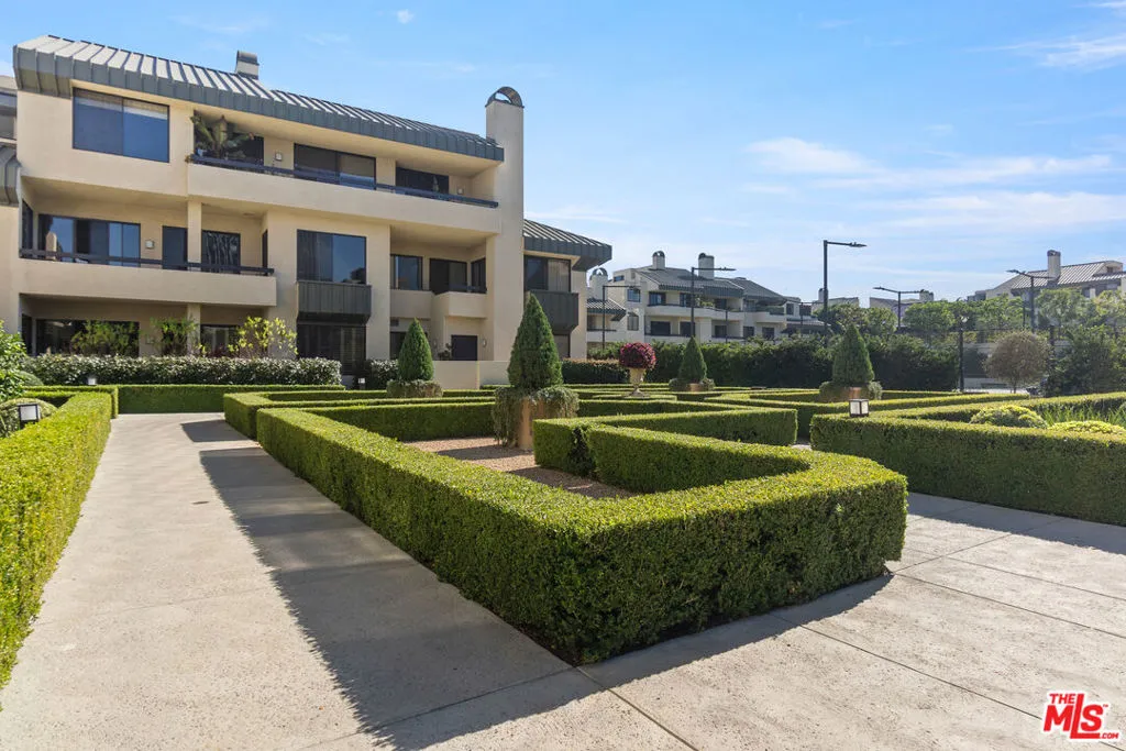 Los Angeles, California 90067, United States, 2 Bedrooms Bedrooms, ,3 BathroomsBathrooms,Residential,Pending,108840