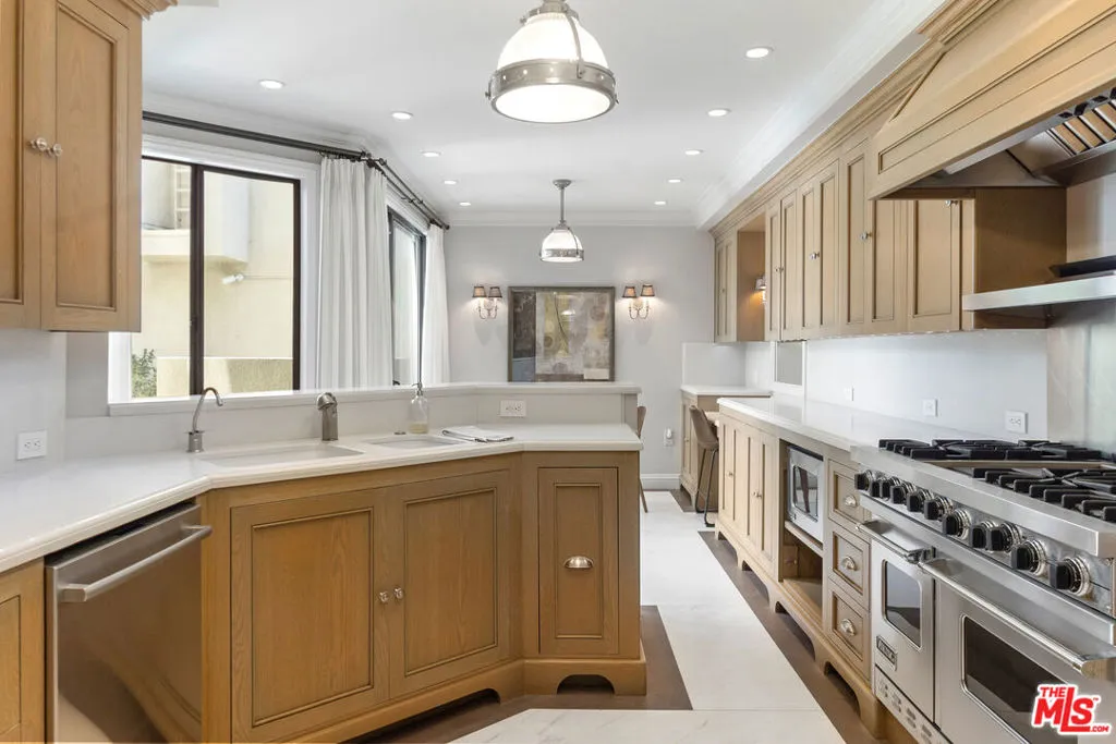 Los Angeles, California 90067, United States, 2 Bedrooms Bedrooms, ,3 BathroomsBathrooms,Residential,Pending,108840