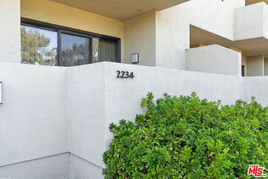 Los Angeles, California 90067, United States, 2 Bedrooms Bedrooms, ,3 BathroomsBathrooms,Residential,Pending,108840