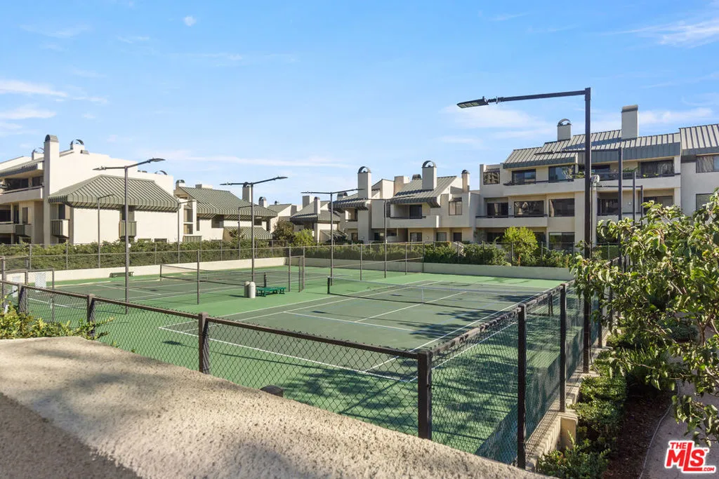 Los Angeles, California 90067, United States, 2 Bedrooms Bedrooms, ,3 BathroomsBathrooms,Residential,Pending,108840