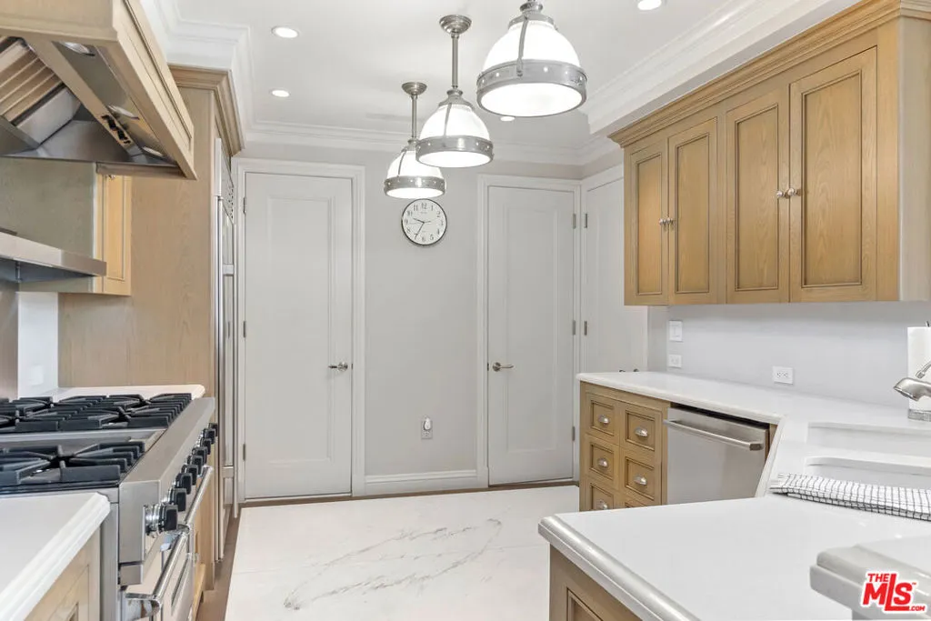 Los Angeles, California 90067, United States, 2 Bedrooms Bedrooms, ,3 BathroomsBathrooms,Residential,Pending,108840