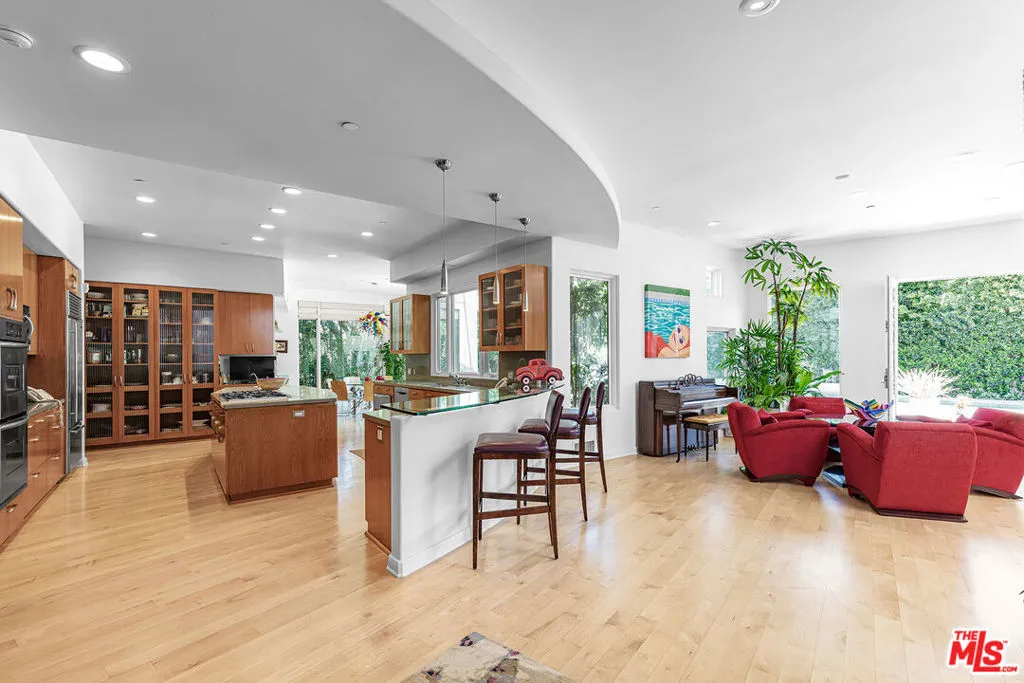 Los Angeles, California 90049, United States, 5 Bedrooms Bedrooms, ,6 BathroomsBathrooms,Residential,Active,101988