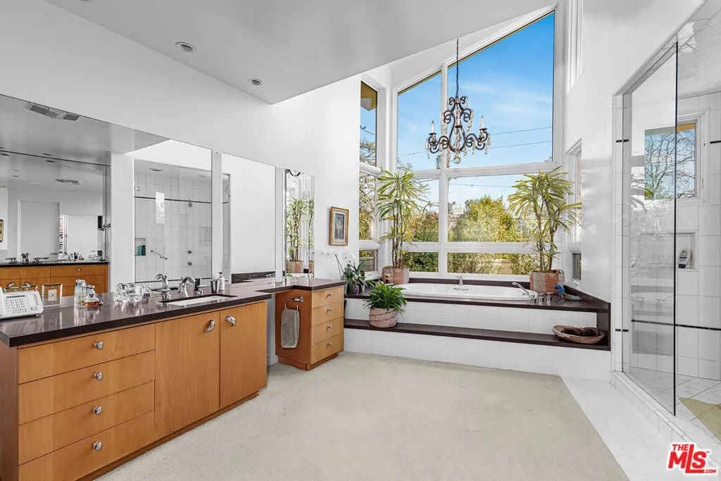 Los Angeles, California 90049, United States, 5 Bedrooms Bedrooms, ,6 BathroomsBathrooms,Residential,Active,101988