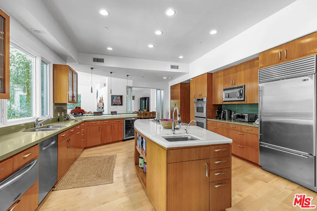 Los Angeles, California 90049, United States, 5 Bedrooms Bedrooms, ,6 BathroomsBathrooms,Residential,Active,101988