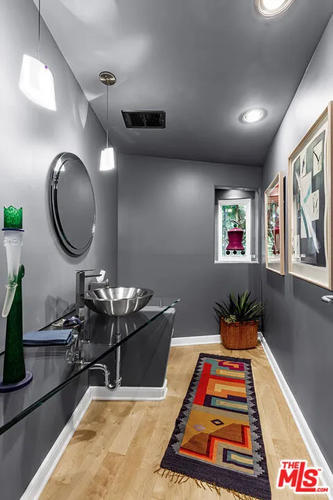 Los Angeles, California 90049, United States, 5 Bedrooms Bedrooms, ,6 BathroomsBathrooms,Residential,Active,101988