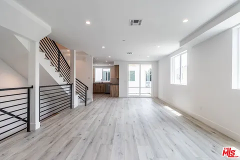 MLS: 25511309