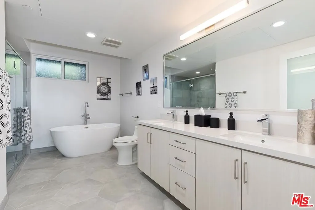 Los Angeles, California 90028, United States, 2 Bedrooms Bedrooms, ,3 BathroomsBathrooms,Residential,Active,21428