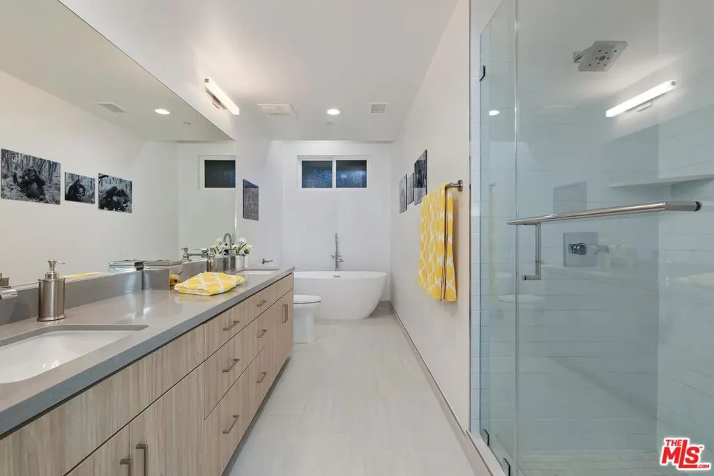 Los Angeles, California 90028, United States, 2 Bedrooms Bedrooms, ,3 BathroomsBathrooms,Residential,Active,21428