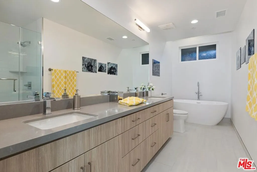 Los Angeles, California 90028, United States, 2 Bedrooms Bedrooms, ,3 BathroomsBathrooms,Residential,Active,21428
