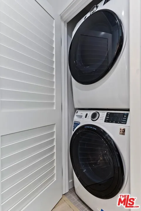 Los Angeles, California 90028, United States, 2 Bedrooms Bedrooms, ,3 BathroomsBathrooms,Residential,Active,21428