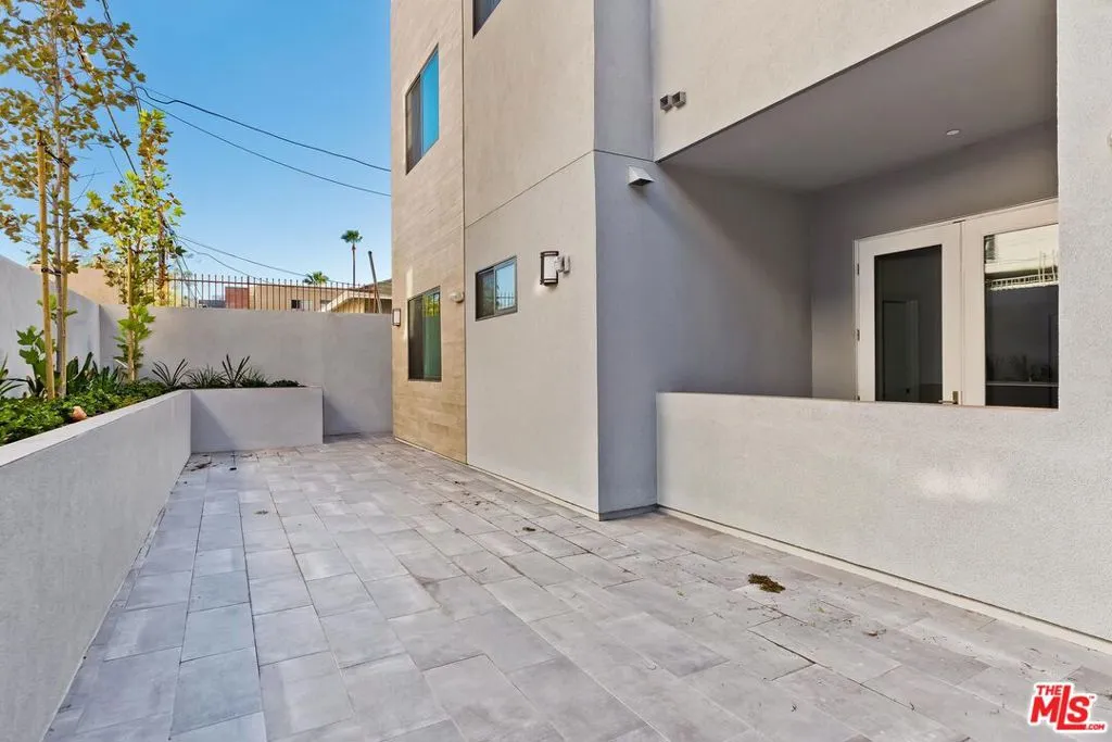 Los Angeles, California 90028, United States, 2 Bedrooms Bedrooms, ,3 BathroomsBathrooms,Residential,Active,21428