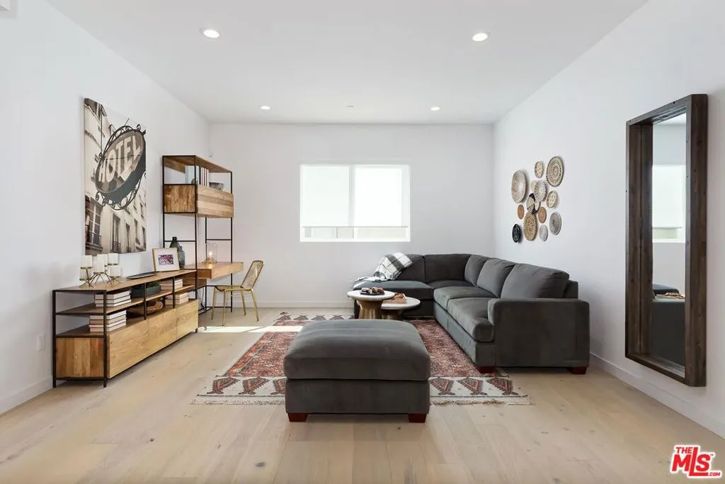 Los Angeles, California 90028, United States, 2 Bedrooms Bedrooms, ,3 BathroomsBathrooms,Residential,Active,21415