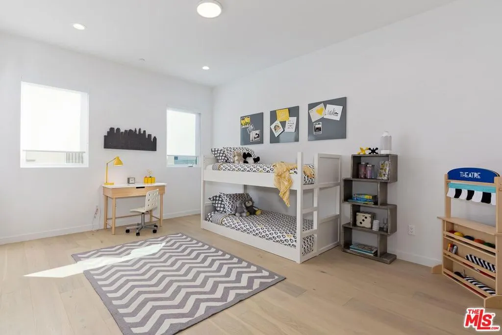 Los Angeles, California 90028, United States, 2 Bedrooms Bedrooms, ,3 BathroomsBathrooms,Residential,Active,21415