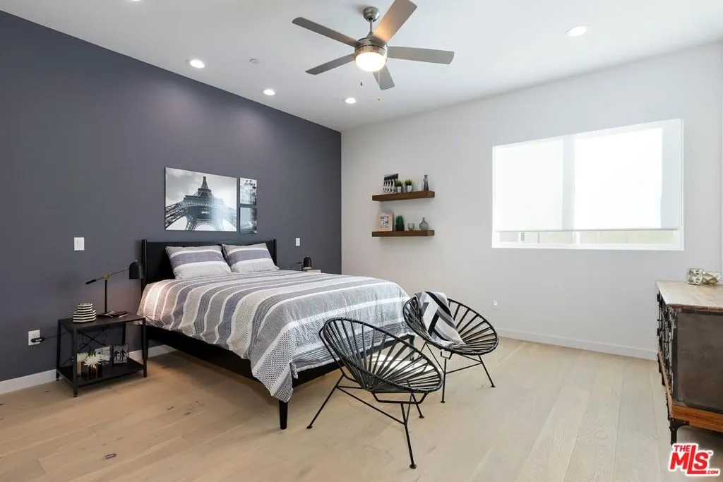 Los Angeles, California 90028, United States, 2 Bedrooms Bedrooms, ,3 BathroomsBathrooms,Residential,Active,21415