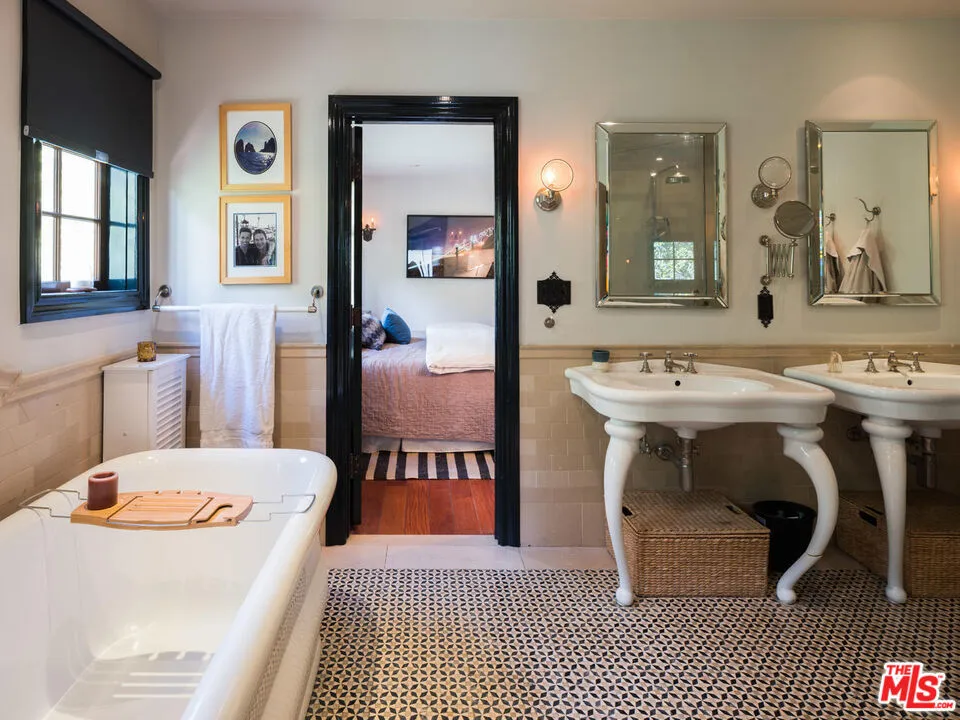 Los Angeles, California 90068, United States, 3 Bedrooms Bedrooms, ,3 BathroomsBathrooms,Residential,Active,125292