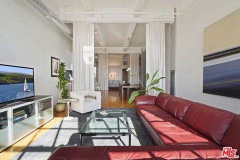MLS: 25532109