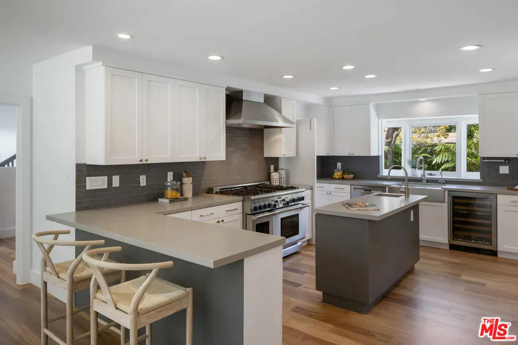 Santa Monica, California 90402, United States, 6 Bedrooms Bedrooms, ,4 BathroomsBathrooms,Residential,Active,118884