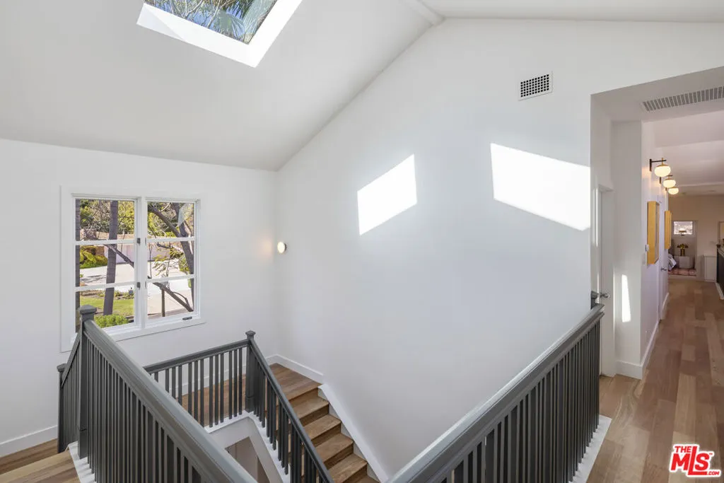 Santa Monica, California 90402, United States, 6 Bedrooms Bedrooms, ,4 BathroomsBathrooms,Residential,Active,118884