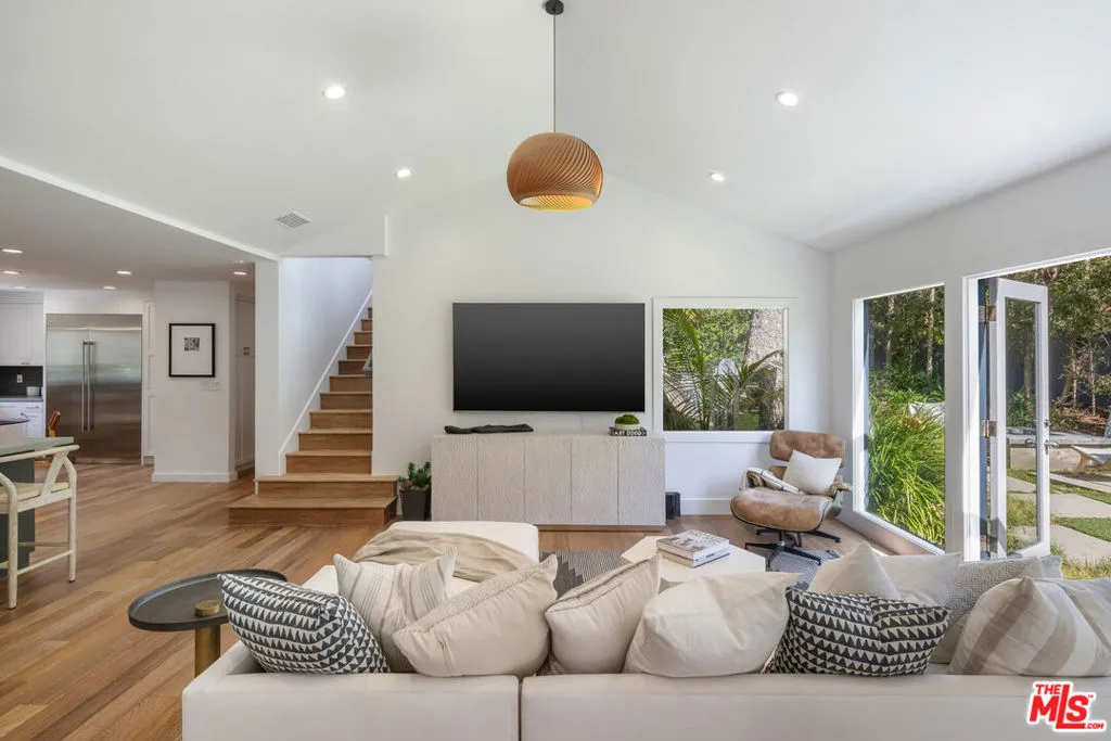 Santa Monica, California 90402, United States, 6 Bedrooms Bedrooms, ,4 BathroomsBathrooms,Residential,Active,118884