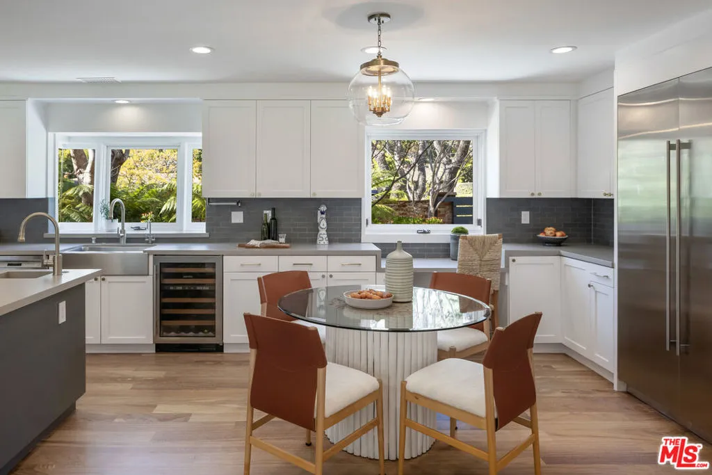 Santa Monica, California 90402, United States, 6 Bedrooms Bedrooms, ,4 BathroomsBathrooms,Residential,Active,118884