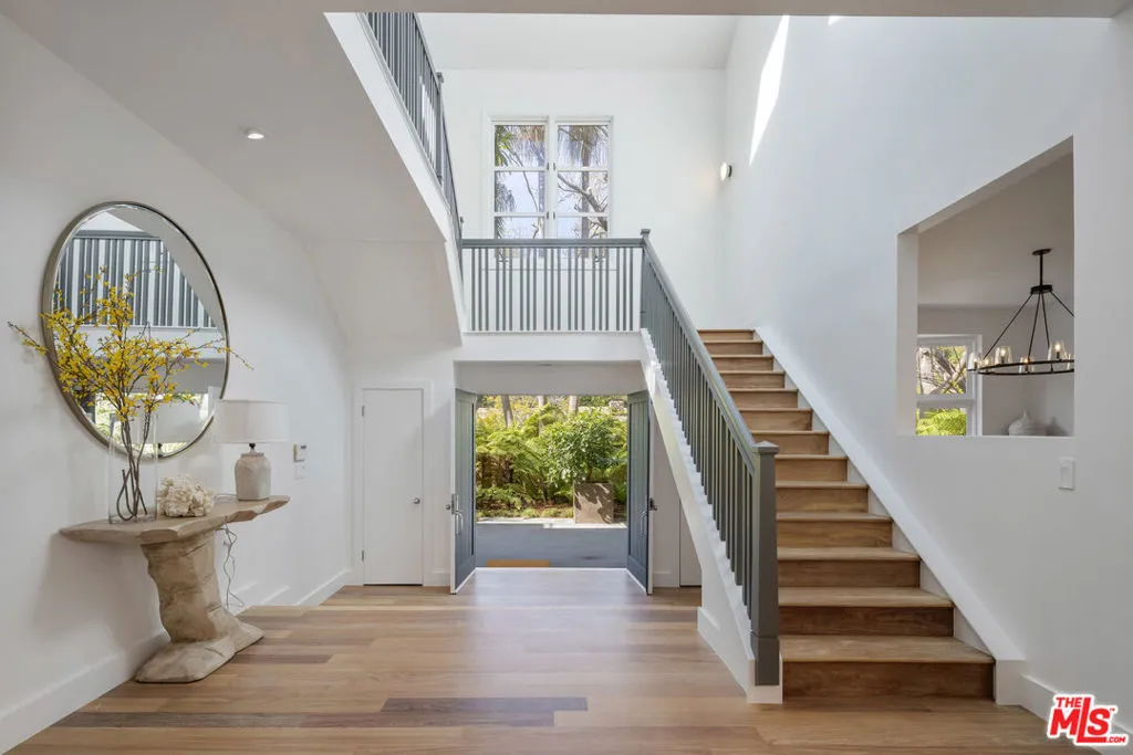 Santa Monica, California 90402, United States, 6 Bedrooms Bedrooms, ,4 BathroomsBathrooms,Residential,Active,118884