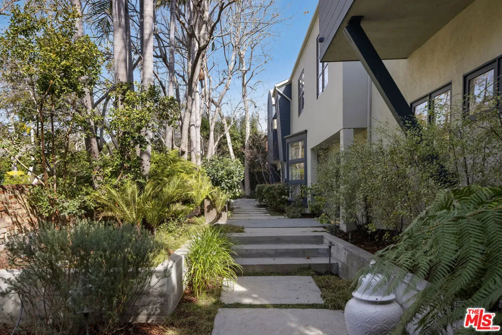 Santa Monica, California 90402, United States, 6 Bedrooms Bedrooms, ,4 BathroomsBathrooms,Residential,Active,118884