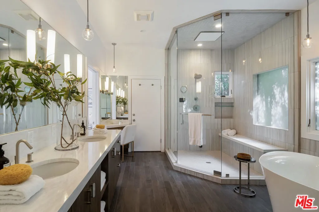 Santa Monica, California 90402, United States, 6 Bedrooms Bedrooms, ,4 BathroomsBathrooms,Residential,Active,118884