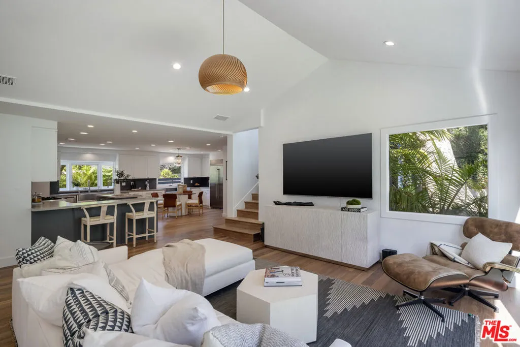 Santa Monica, California 90402, United States, 6 Bedrooms Bedrooms, ,4 BathroomsBathrooms,Residential,Active,118884