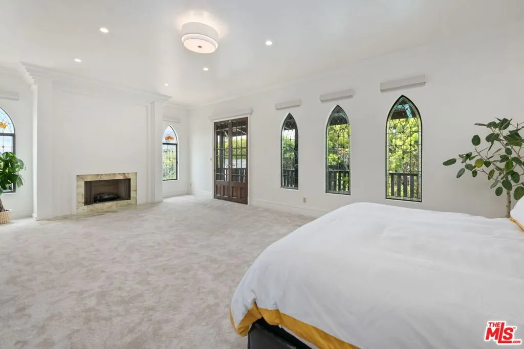 Santa Monica, California 90402, United States, 4 Bedrooms Bedrooms, ,6 BathroomsBathrooms,Residential,Pending,136251