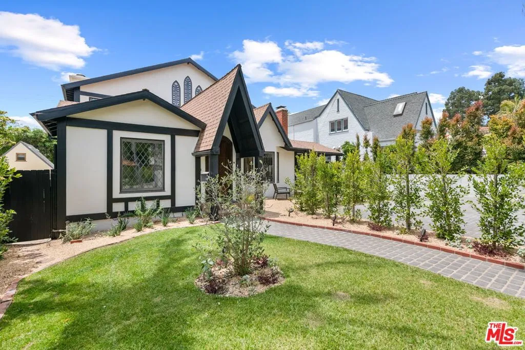 Santa Monica, California 90402, United States, 4 Bedrooms Bedrooms, ,6 BathroomsBathrooms,Residential,Pending,136251