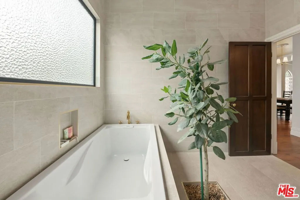 Santa Monica, California 90402, United States, 4 Bedrooms Bedrooms, ,6 BathroomsBathrooms,Residential,Pending,136251