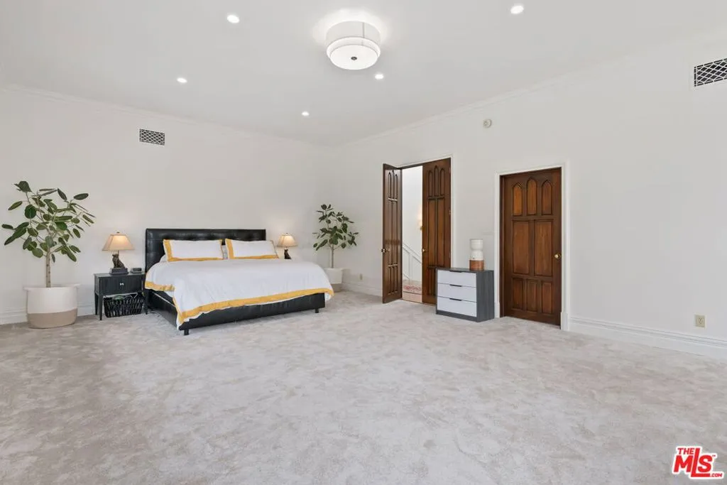 Santa Monica, California 90402, United States, 4 Bedrooms Bedrooms, ,6 BathroomsBathrooms,Residential,Pending,136251