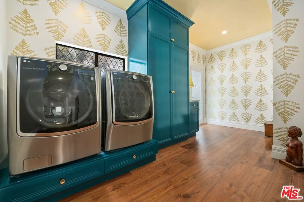 Santa Monica, California 90402, United States, 4 Bedrooms Bedrooms, ,6 BathroomsBathrooms,Residential,Pending,136251