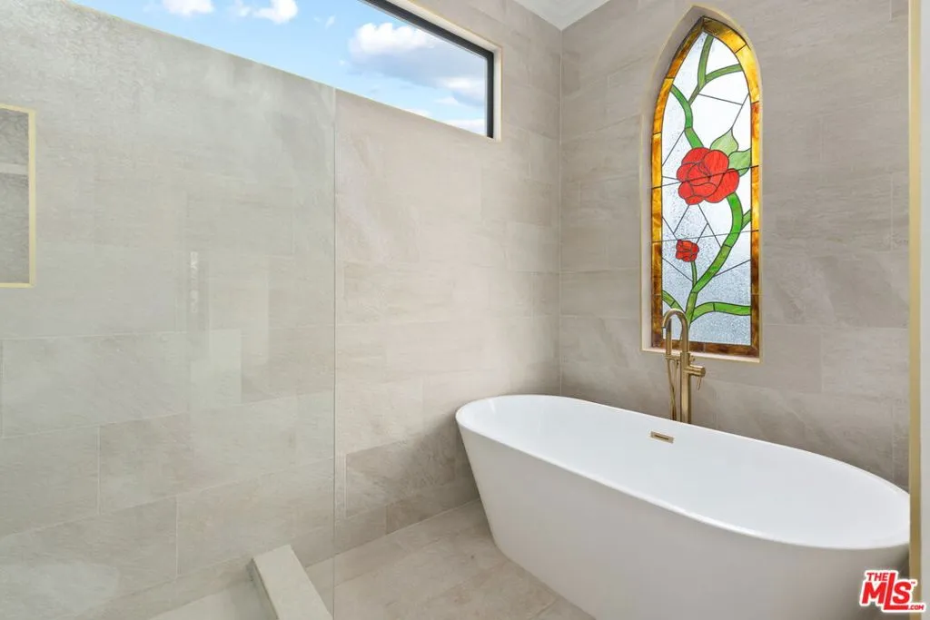 Santa Monica, California 90402, United States, 4 Bedrooms Bedrooms, ,6 BathroomsBathrooms,Residential,Pending,136251