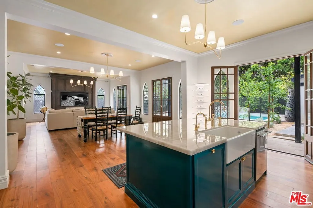 Santa Monica, California 90402, United States, 4 Bedrooms Bedrooms, ,6 BathroomsBathrooms,Residential,Pending,136251