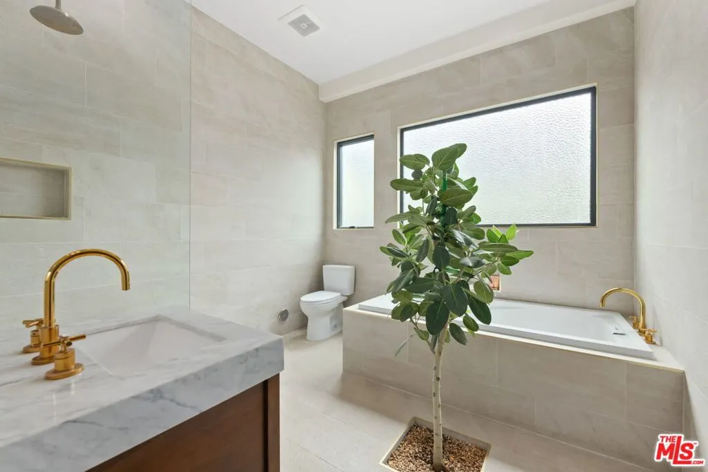 Santa Monica, California 90402, United States, 4 Bedrooms Bedrooms, ,6 BathroomsBathrooms,Residential,Pending,136251