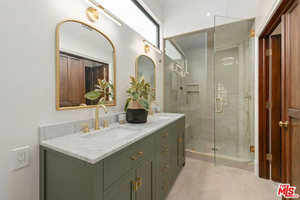 Santa Monica, California 90402, United States, 4 Bedrooms Bedrooms, ,6 BathroomsBathrooms,Residential,Pending,136251